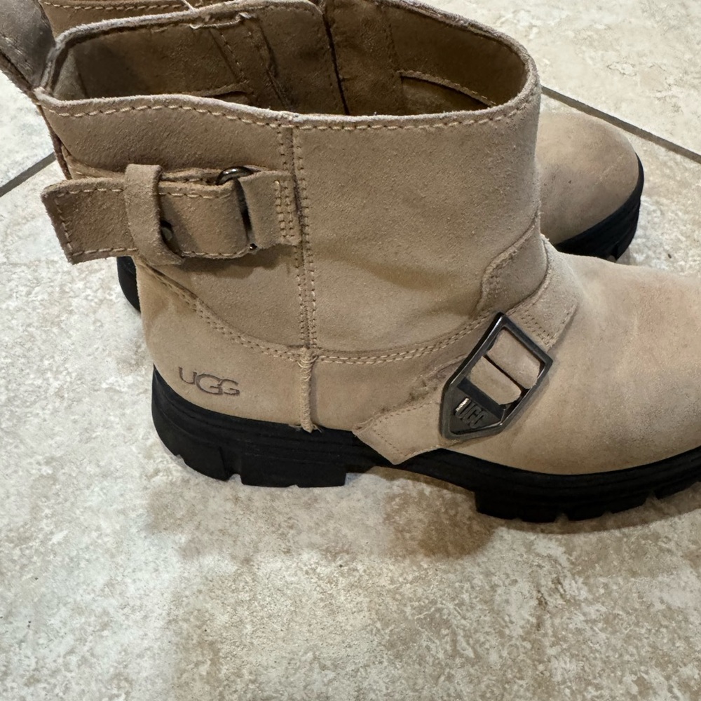 UGG Black and Tan Sole Boots - Picture 7 of 9